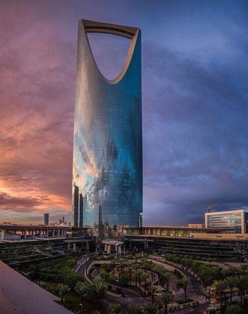 Kingdom Centre Tower at dusk with the Sky Bridge visible.